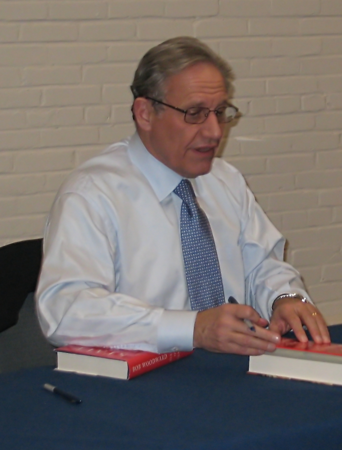 Bob Woodward ký tên vào cuốn sách ''State of Denial'' sau cuộc nói chuyện tháng 3 năm 2007