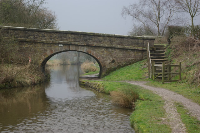 File:Bridge no 7, Macclesfield Canal - geograph.org.uk - 384680.jpg