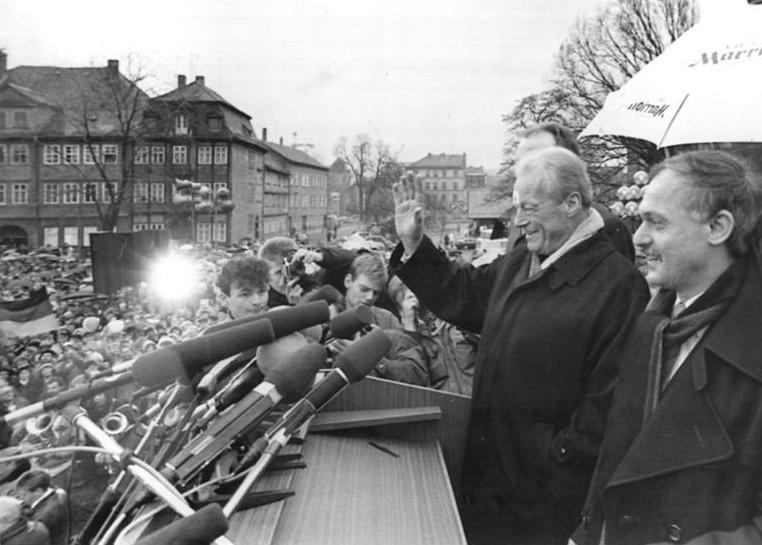 File:Bundesarchiv Bild 183-1990-0303-023, Erfurt, SPD-Wahlkundgebung, Brandt, Böhme.jpg