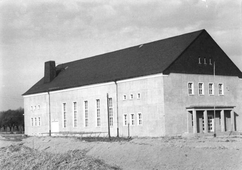 File:Bundesarchiv Bild 183-21987-0005, Groß-Hennersdorf, Blick auf das Kulturhaus.jpg