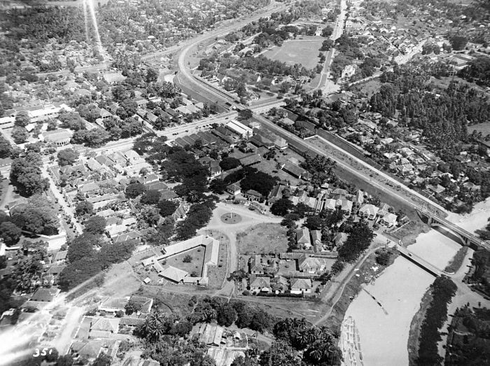 File:COLLECTIE TROPENMUSEUM Luchtfoto van Batavia (meester Cornelis) met de Tjiliwoeng-rivier TMnr 10014859.jpg