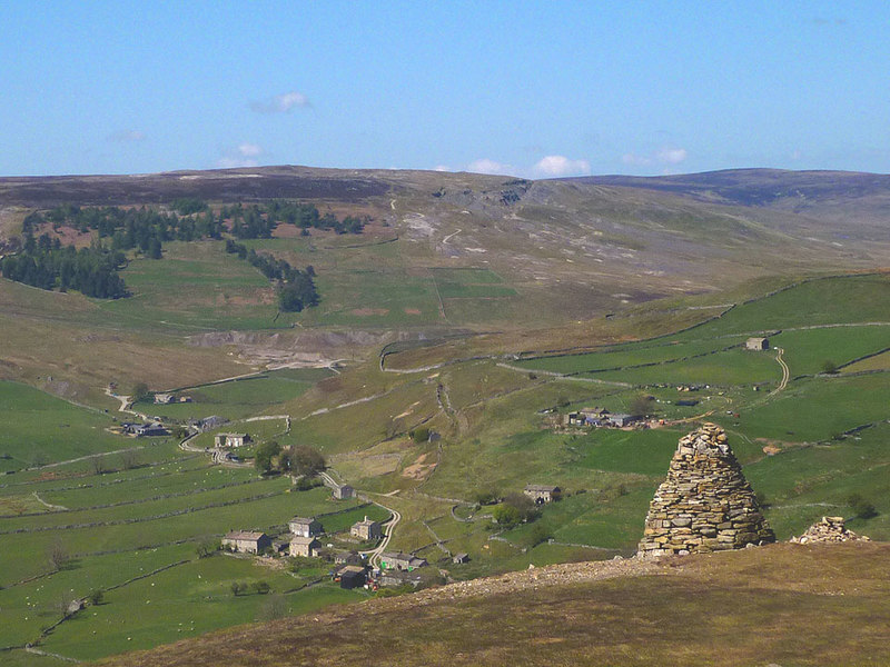 File:Cairn on Fell End - geograph.org.uk - 5380403.jpg