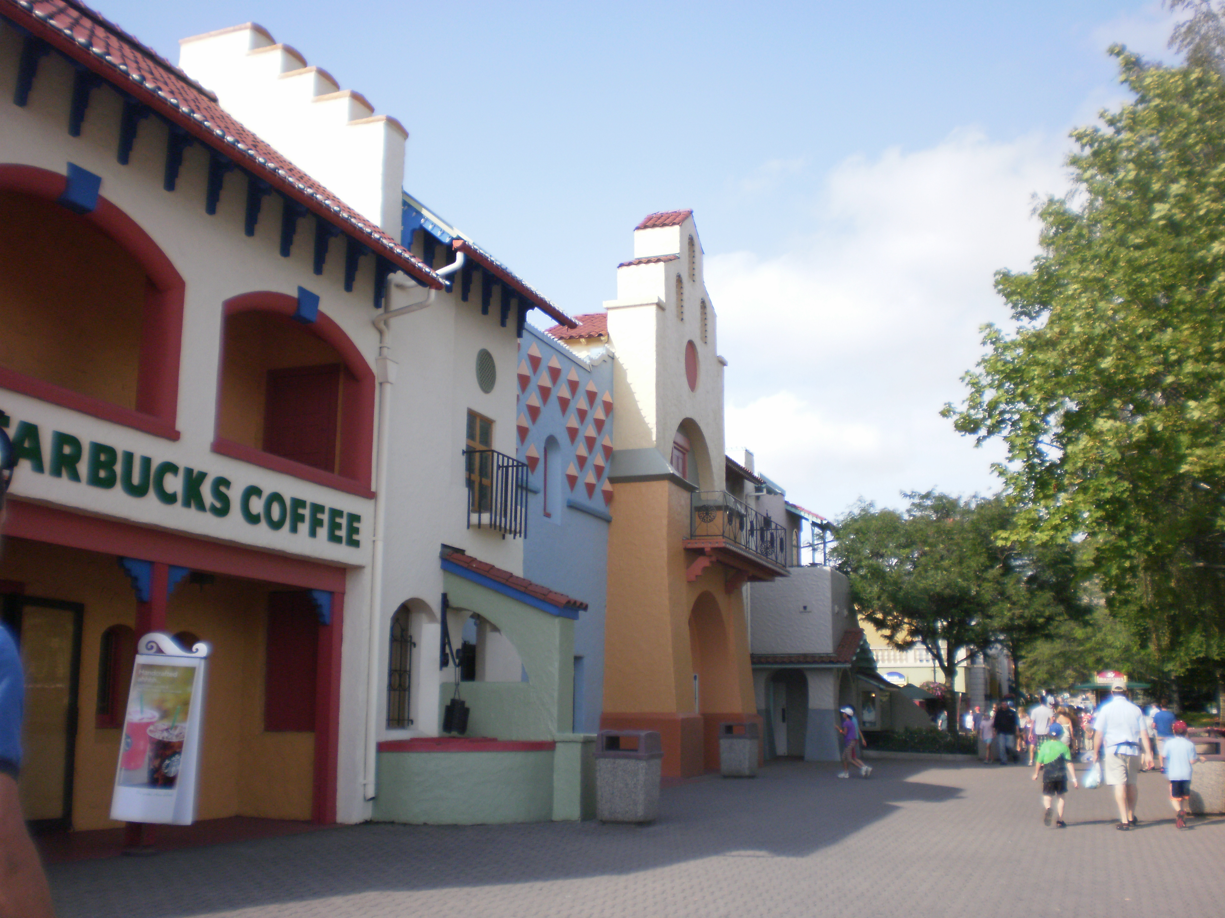 Canadas_Wonderland_International_Street_Latin_Building_bottom_end.jpg