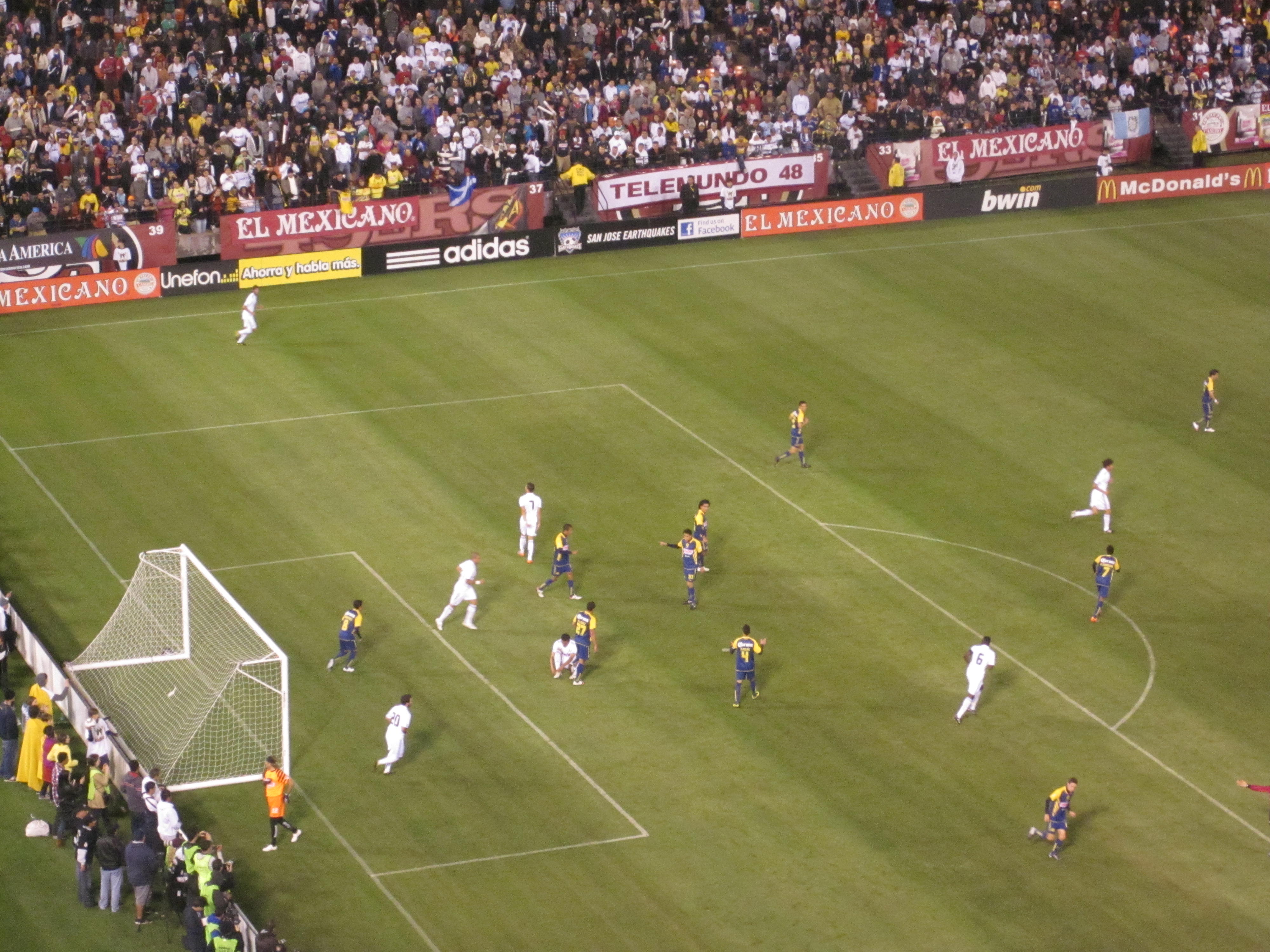 File:Club América & Real Madrid friendly match about to start 2010-08-04  1.JPG - Wikimedia Commons