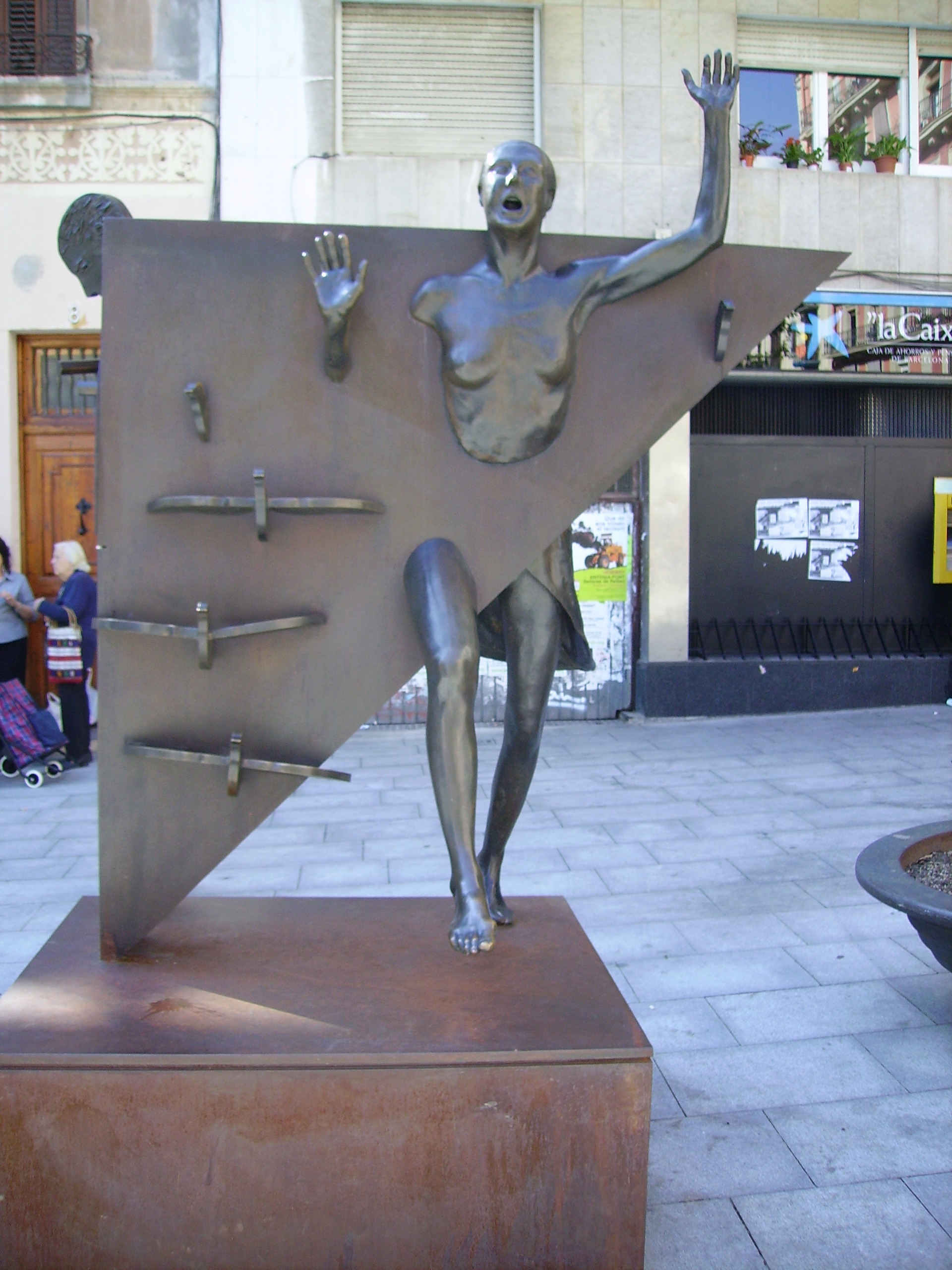 Estatua «La Colometa» de Xavier Medina-Campeny, en Barcelona.