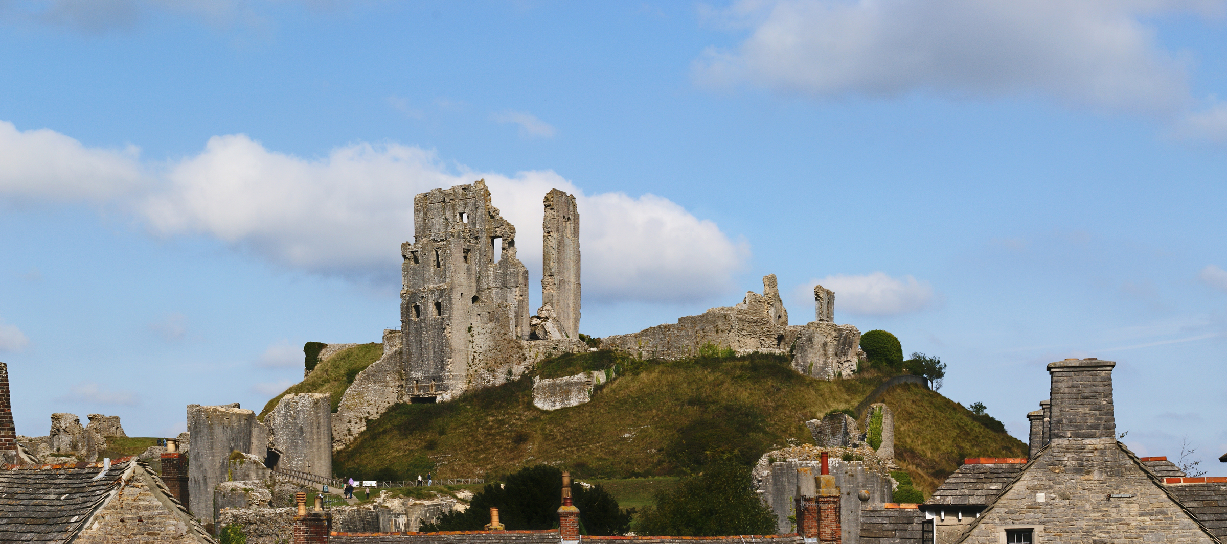 Look the castle. Castle Corfe Station. Крепость Шиле.