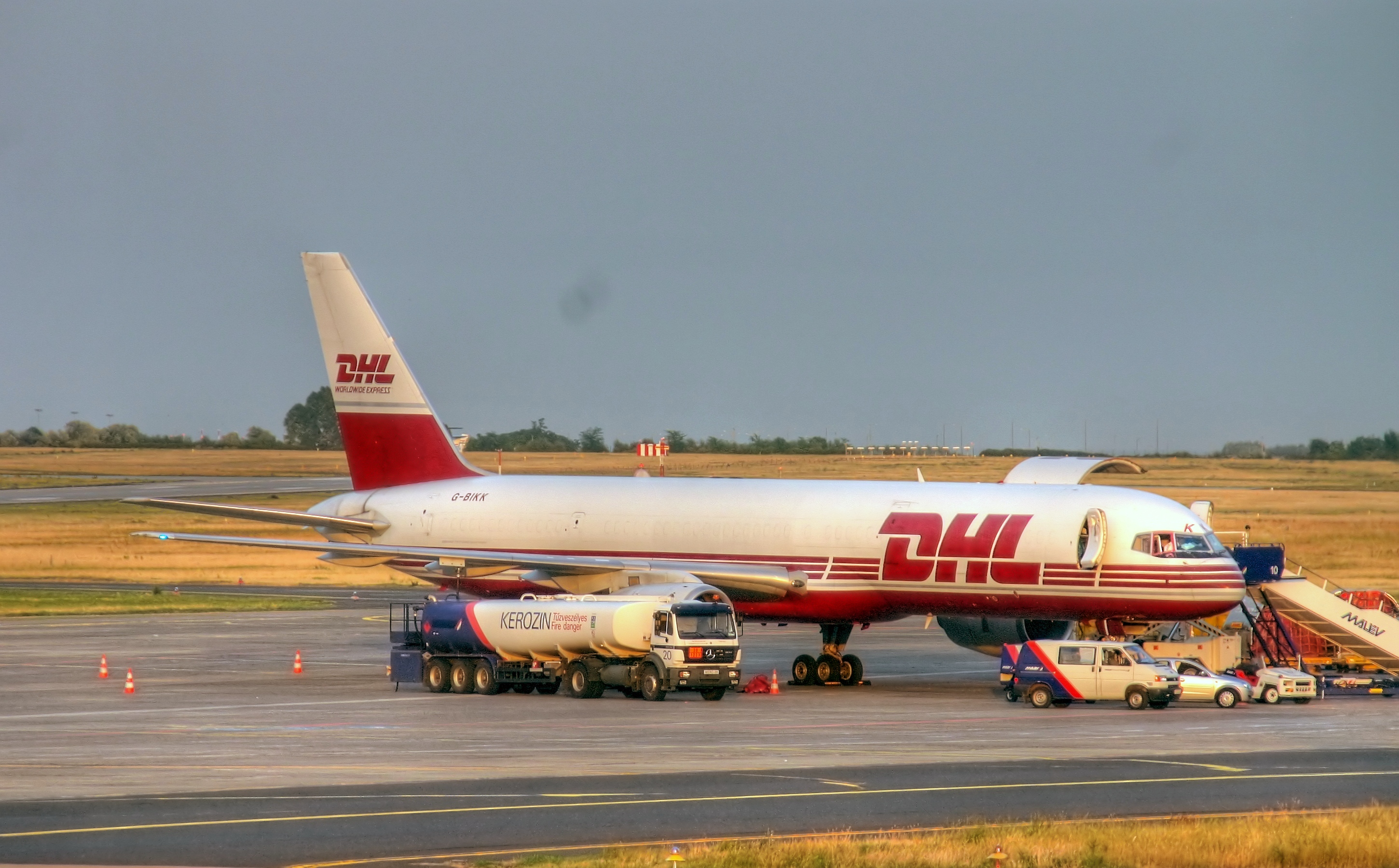 Uk g. Боинг 757 DHL. Грузовой Boeing-757 DHL. B757-200 DHL. Ту 204 и Боинг 757 DHL.