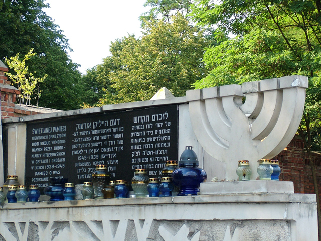 Day 1- A monument at the jewish cemetery of Lodz (45073480).jpg