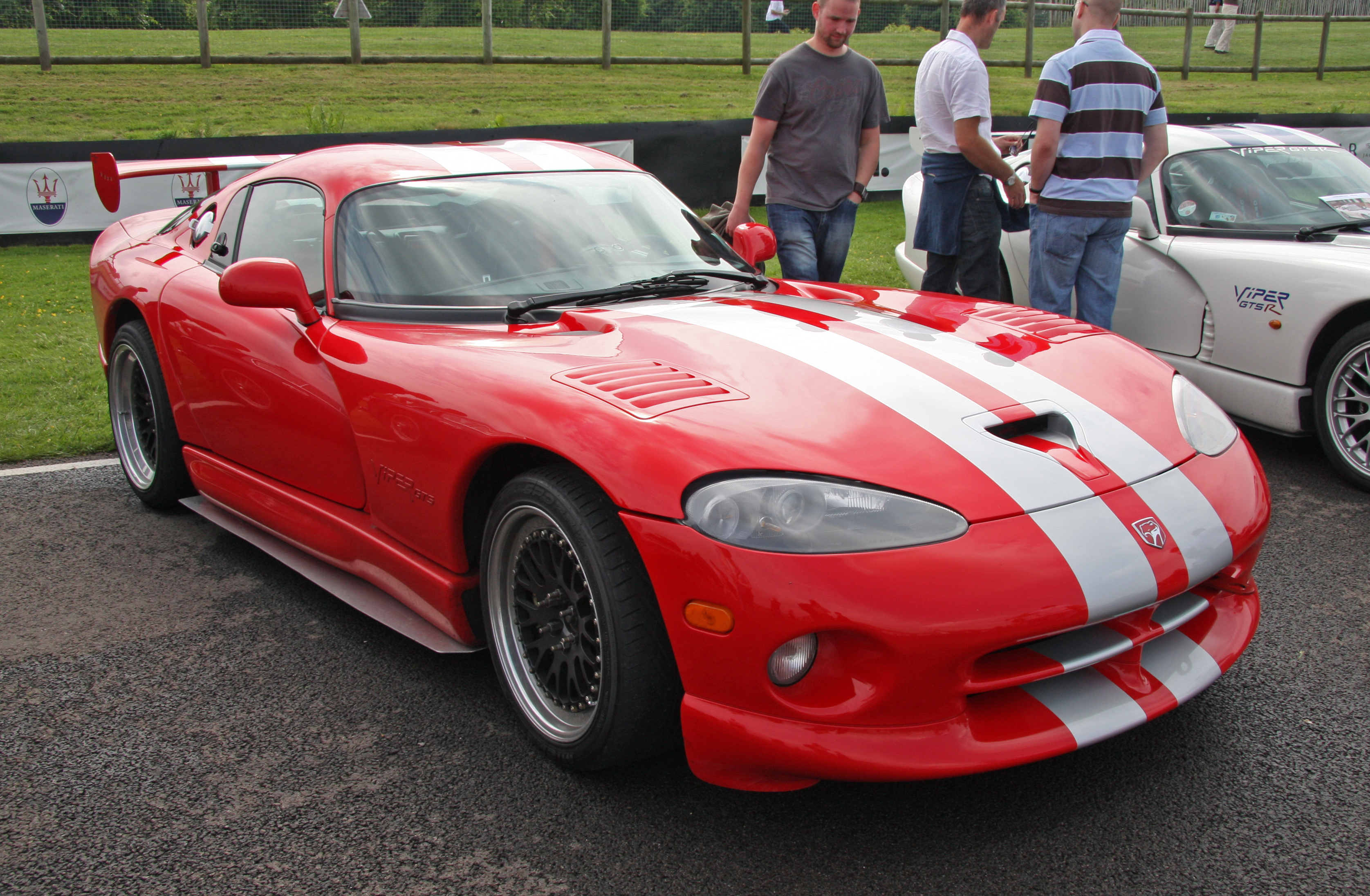 File:Dodge Viper GTS (Red-white) at the Breakfast Club.jpg - Wikimedia Commons