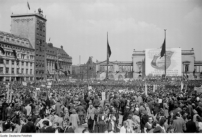 File:Fotothek df roe-neg 0002110 001 Demonstranten auf dem Augustusplatz.jpg