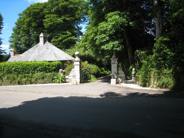 File:Gateway and lodge to Bosvathick House - geograph.org.uk - 831618.jpg