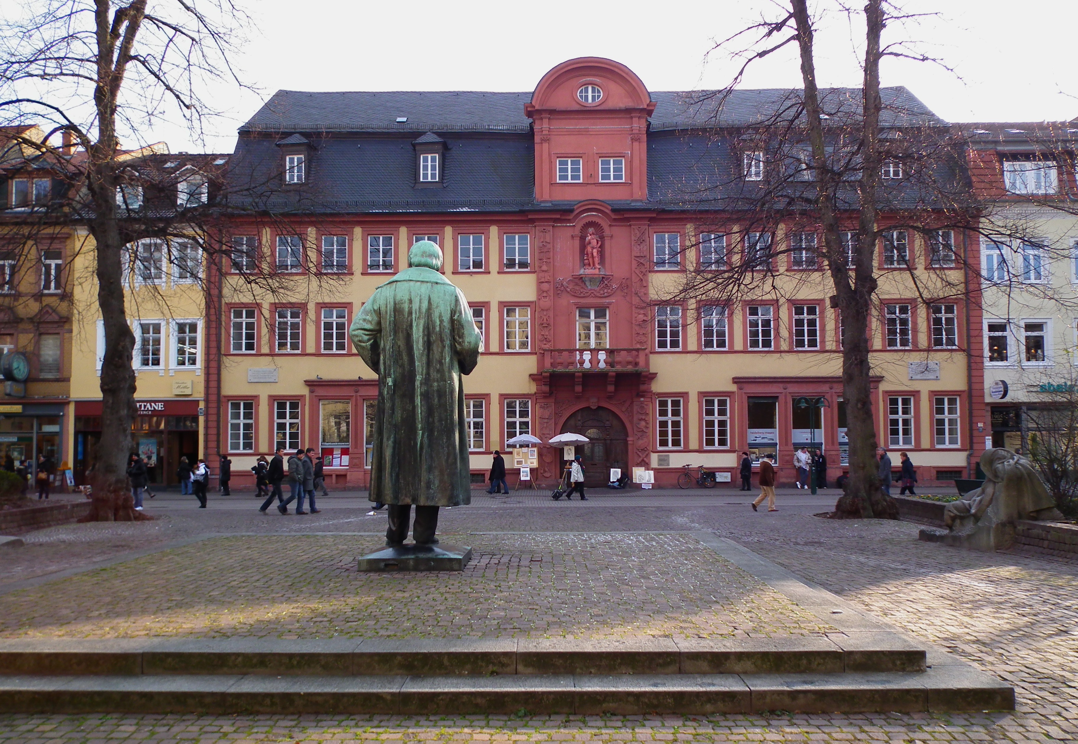 Haus zum Riesen, davor Rückseite der Statue von Robert Wilhelm Bunsen in der Heidelberger Altstadt (...