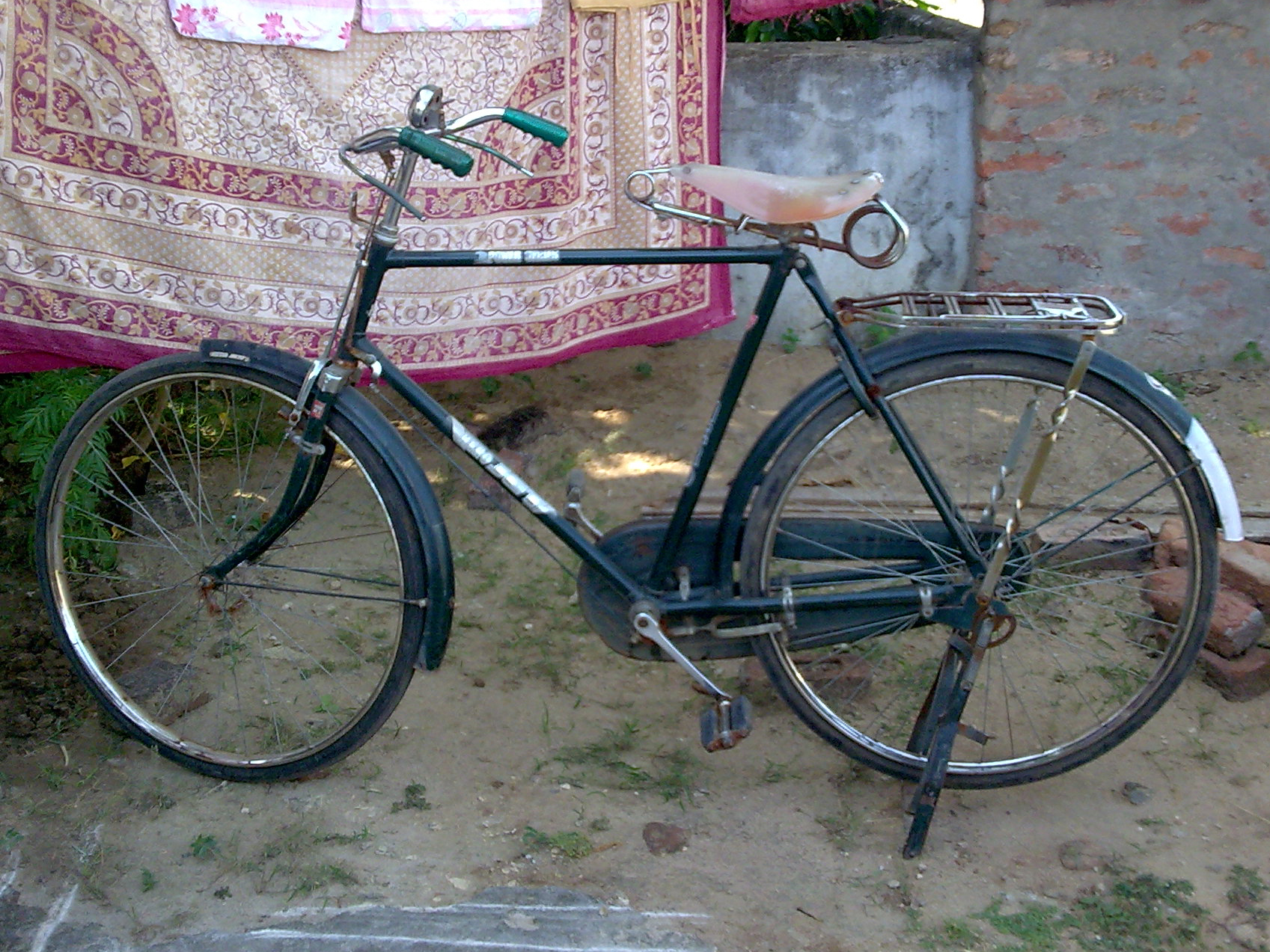 File:Hero Bicycle at Bhadrachalam.jpg - Wikimedia Commons