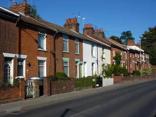 File:Houses on Handford Road - geograph.org.uk - 1468375.jpg