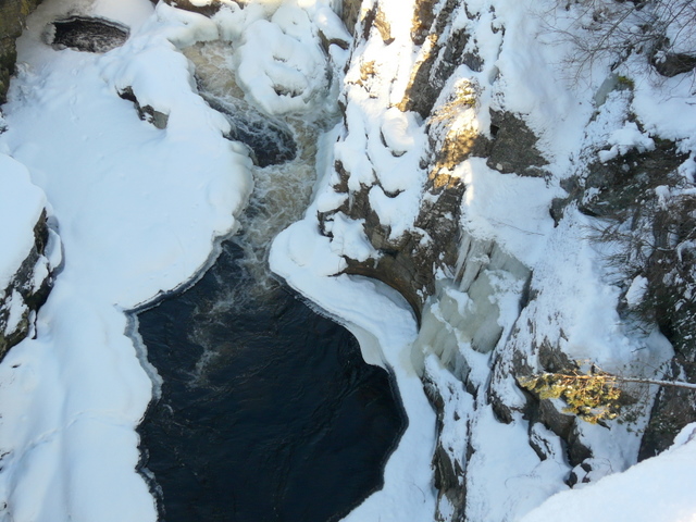 File:Ice on the Black Water - geograph.org.uk - 1654482.jpg