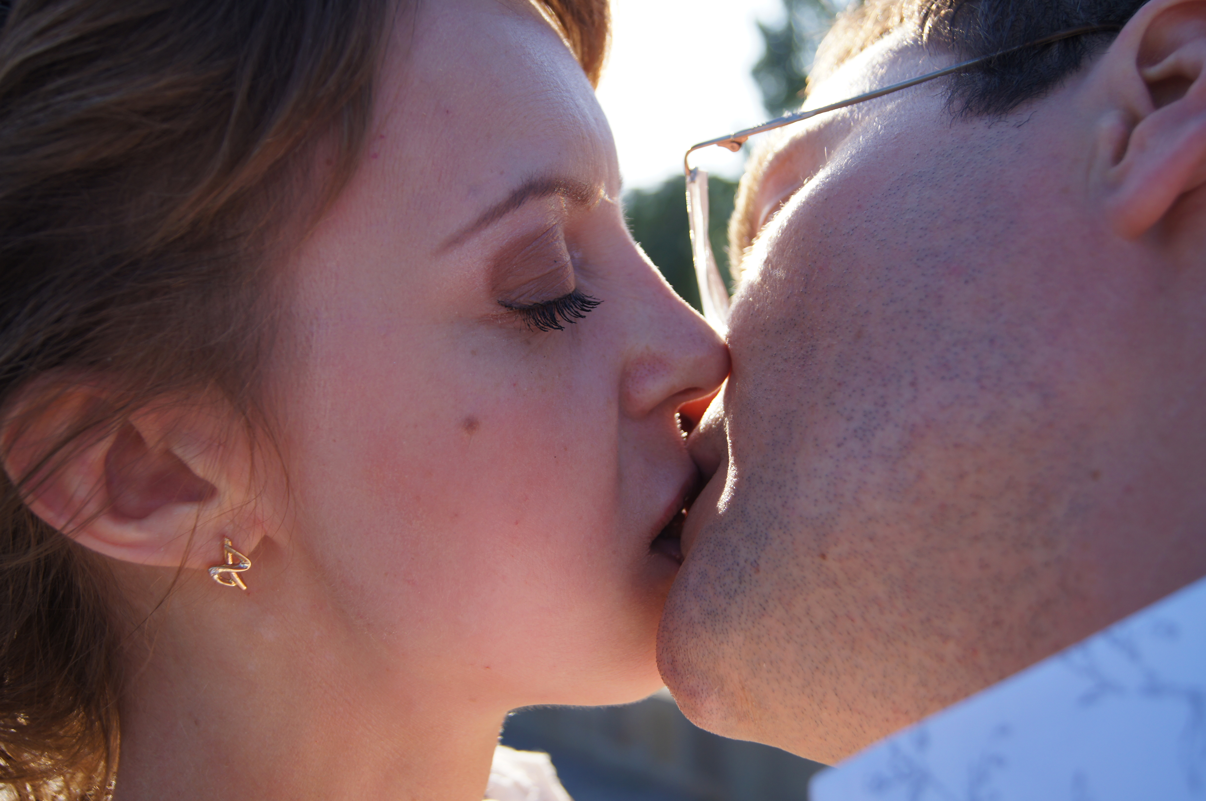 File:Kiss, Love kiss, Romance, People kissing, Rostov-on-Don, Russia.jpg -  Simple English Wikipedia, the free encyclopedia