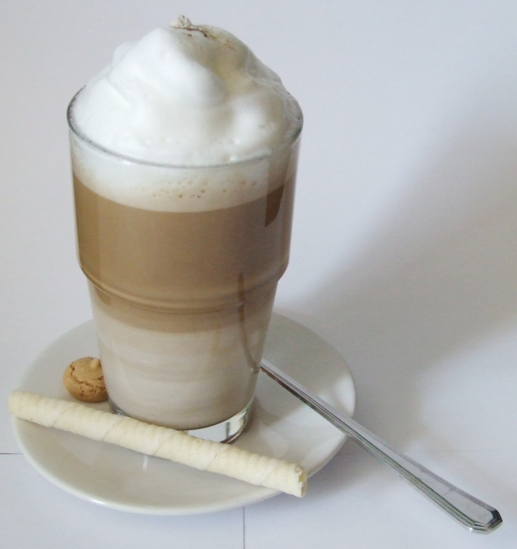 File:Latte macchiato biscuits.jpg - Wikimedia Commons