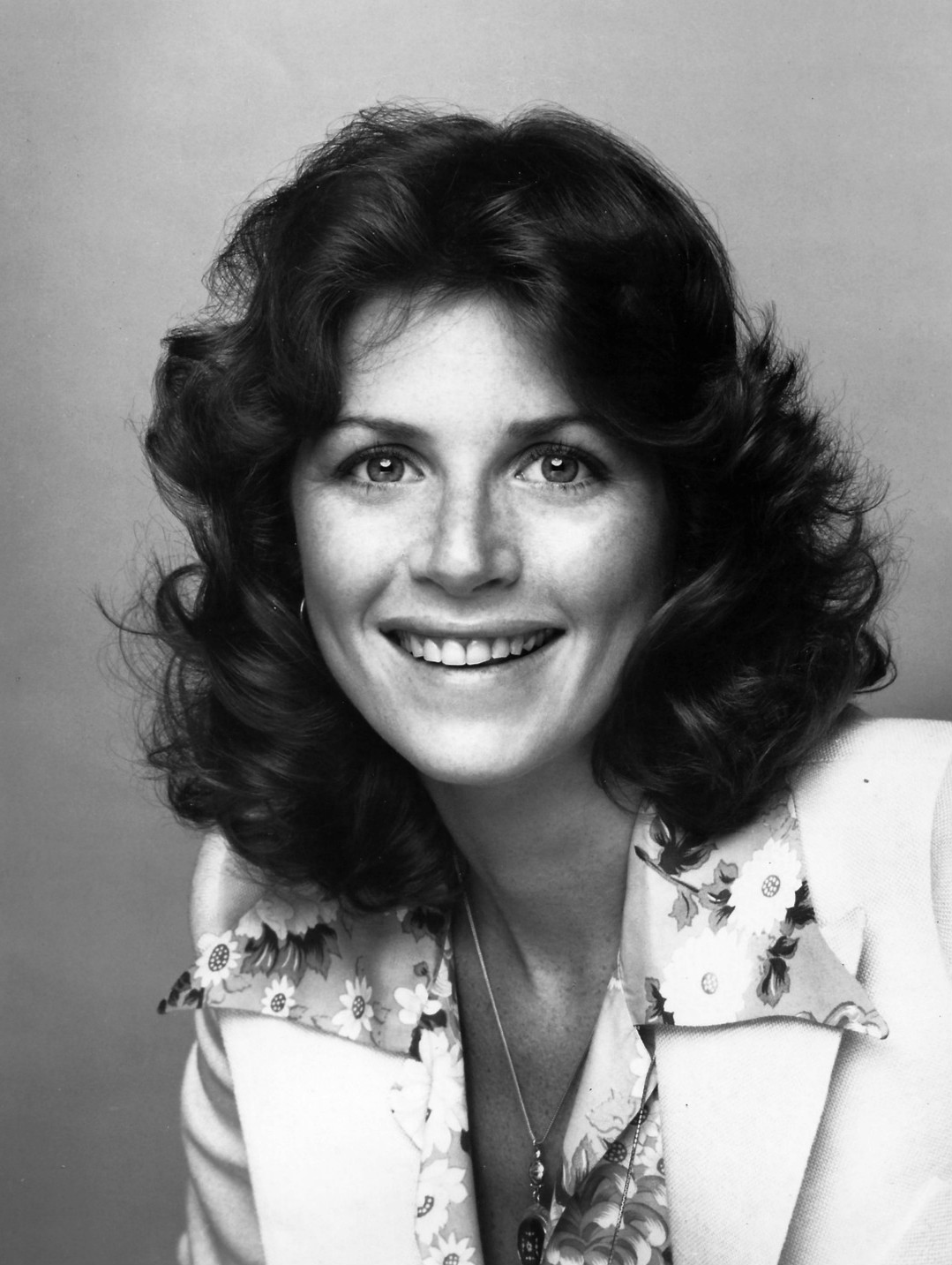 https://upload.wikimedia.org/wikipedia/commons/0/0e/Marcia_Strassman_1975.JPG