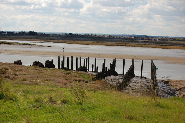 File:Old Jetty, Hadleigh Marshes - geograph.org.uk - 910560.jpg