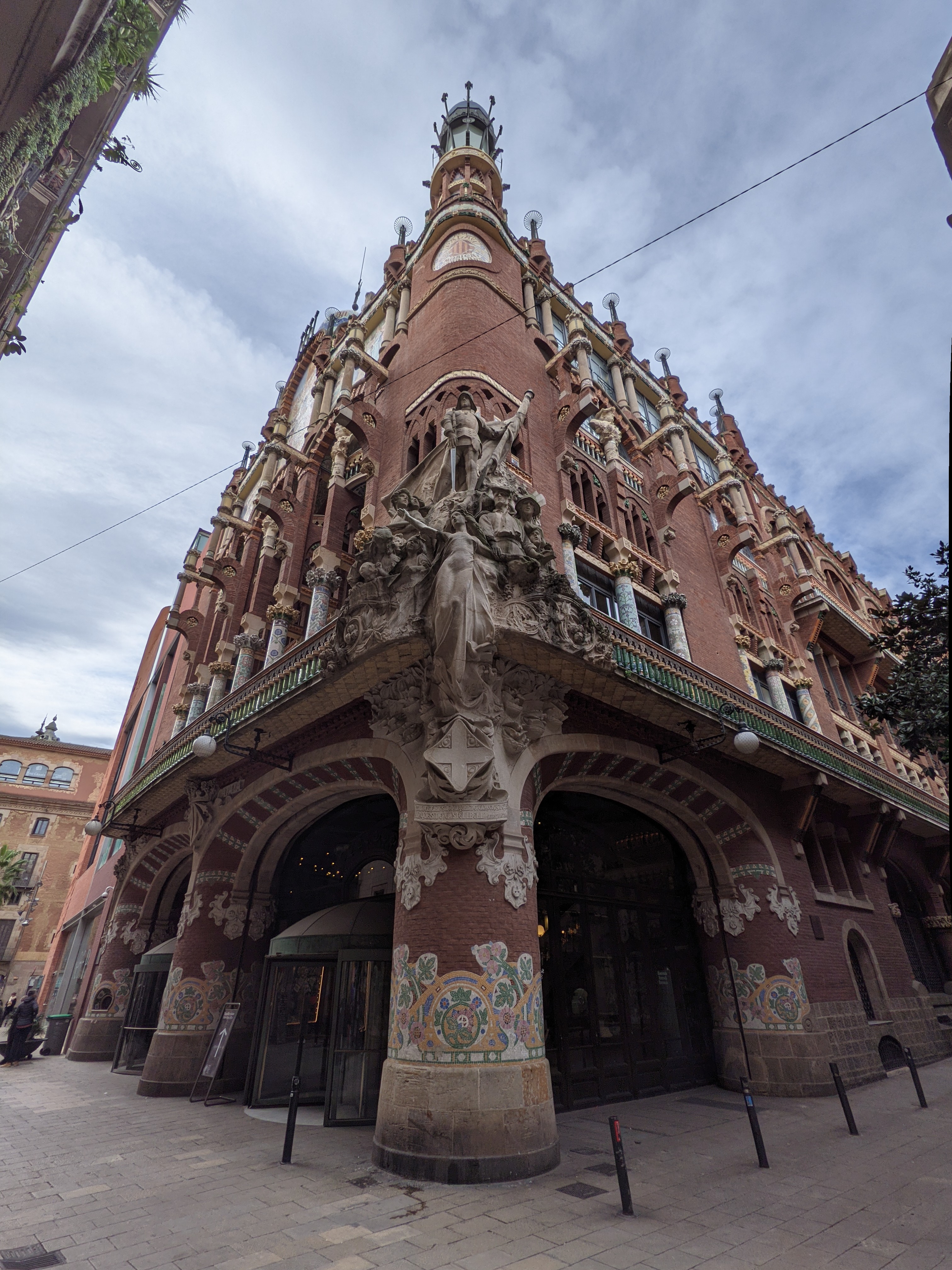 File:Palau música catalana exterior.jpg - Wikimedia Commons