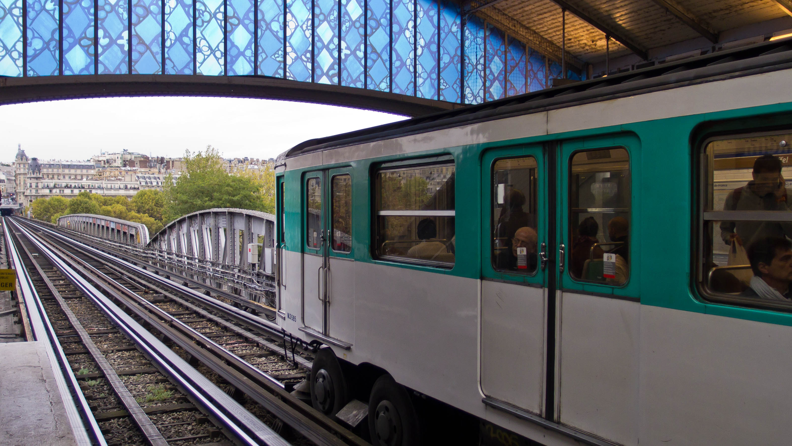 Включи станцию которая играла. Bir-Hakeim станция. Bir-Hakeim Station. Paris Metro MP 73 Station bir Hakeim. Subway - Paris bir Hakeim - 49240 5.