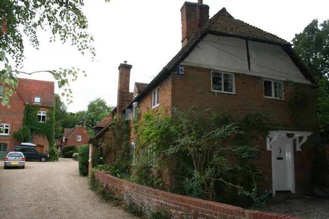 File:Path past the cottage - geograph.org.uk - 1480754.jpg