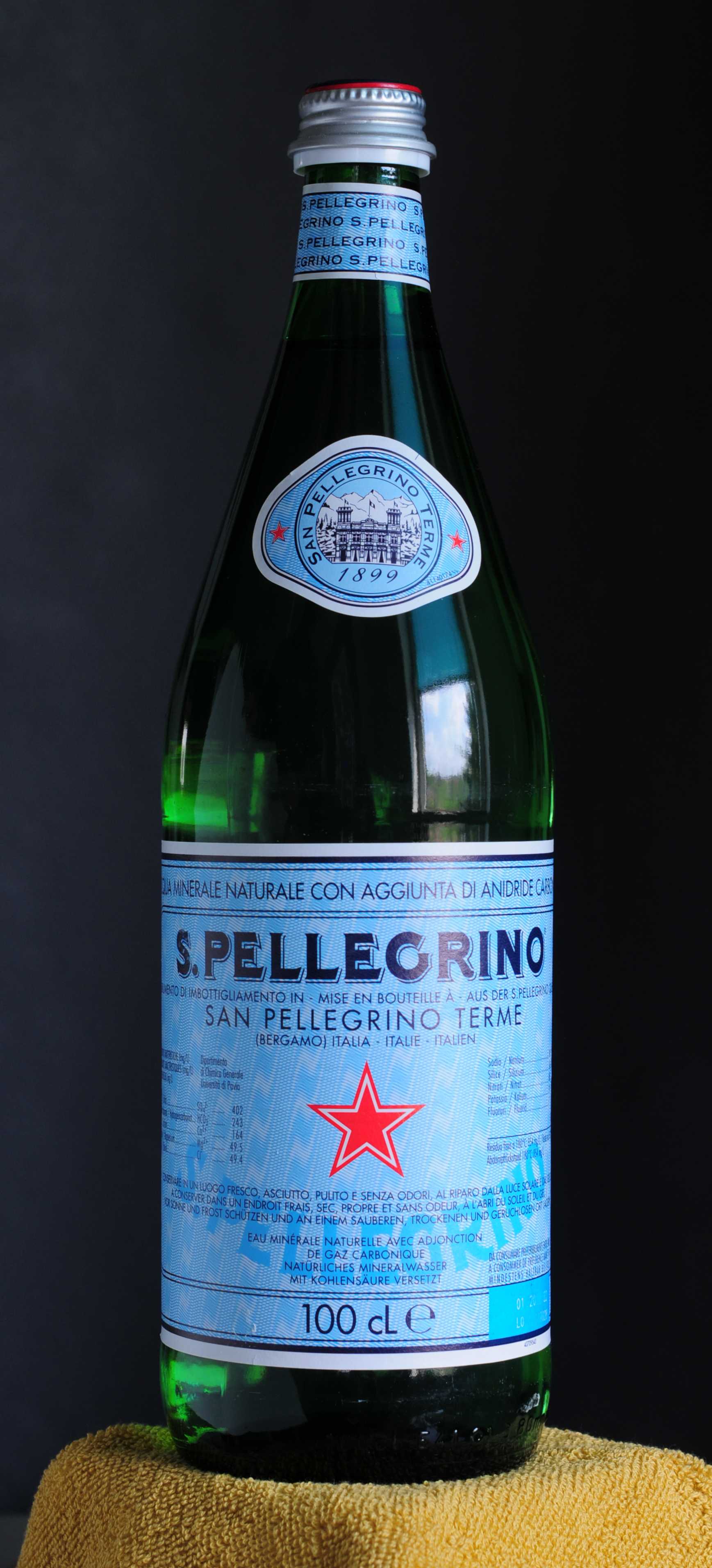 https://upload.wikimedia.org/wikipedia/commons/0/0e/San_Pellegrino_mineral_water.jpg