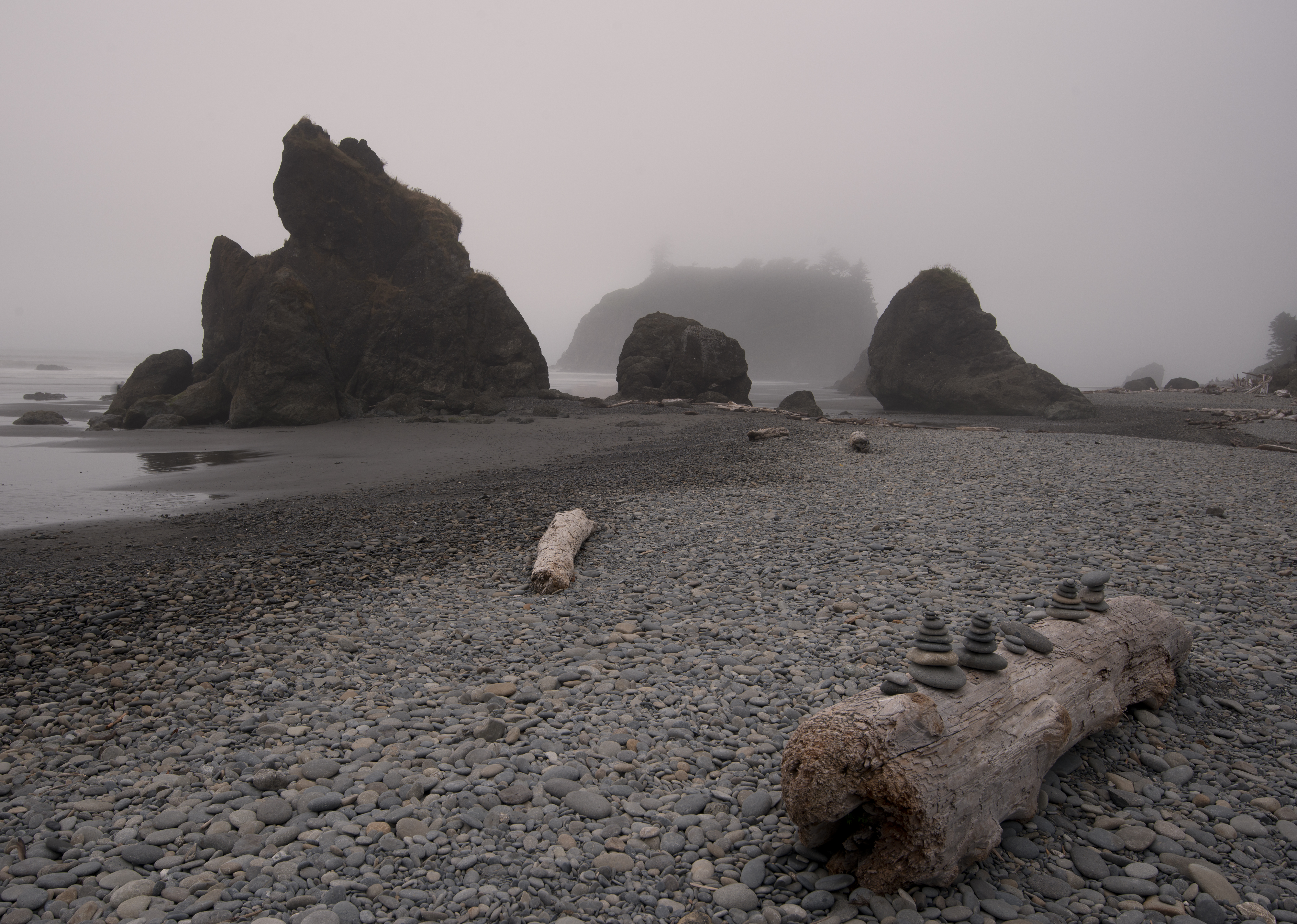 Искать море. Ruby Beach. Каменные люди в океане. Перу камни океан. Каменная пирамида на берегу моря светло песочного тона.