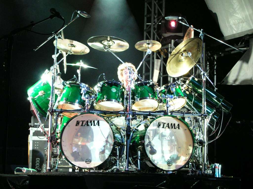 Simon_Phillips_on_drums.jpg