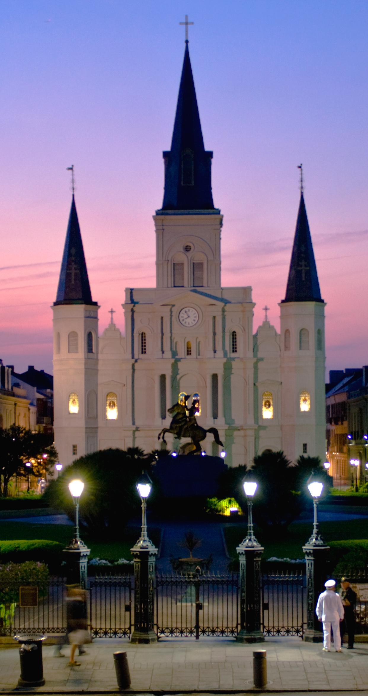 File:St Louis Cathedral New Orleans from Jackson Square at dusk - skinny www.neverfullmm.com - Wikimedia ...