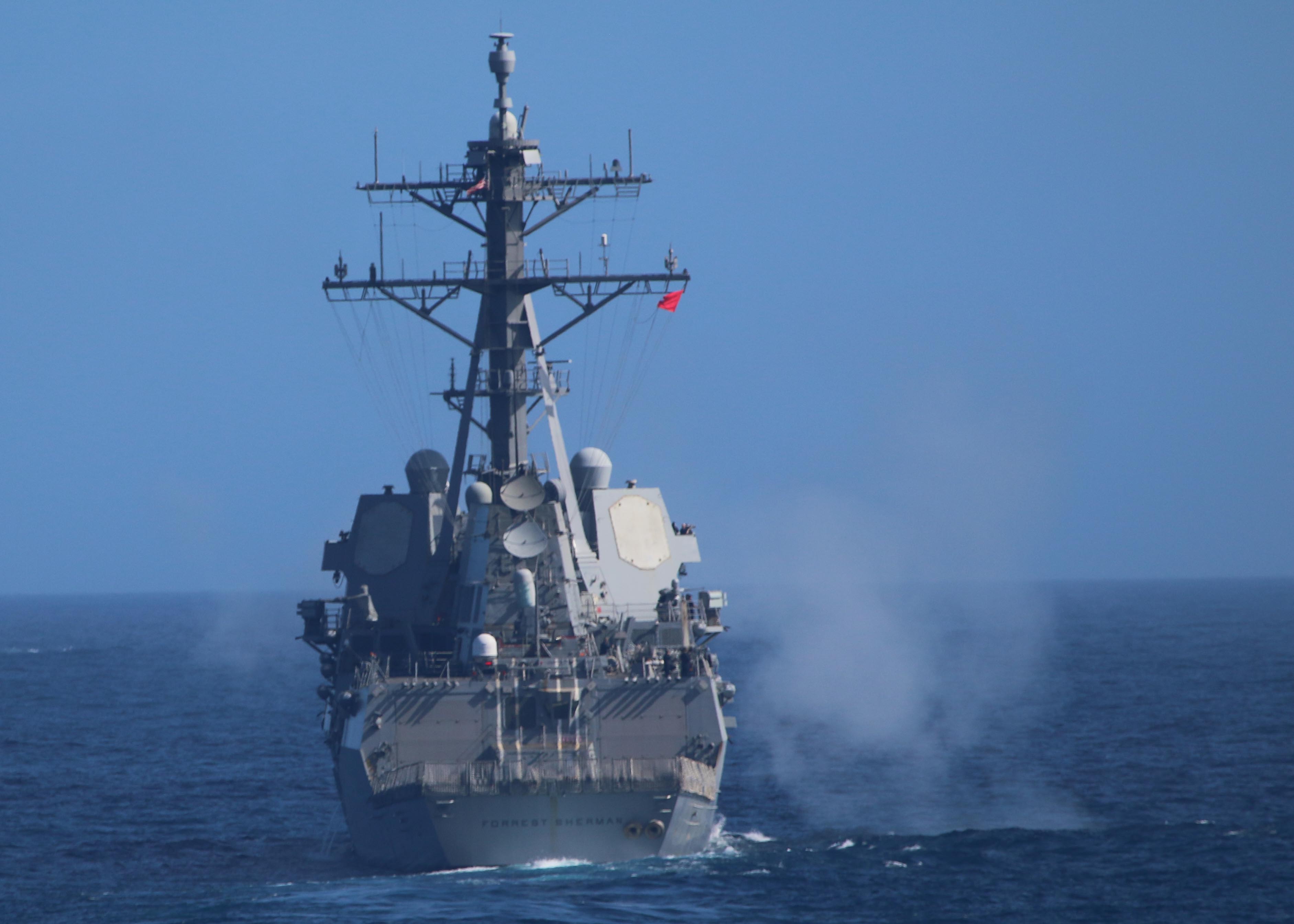 Stern_view_of_USS_Forrest_Sherman_%28DDG-98%29_firing_5-inch_gun_180221-N-IC246-0699.jpg