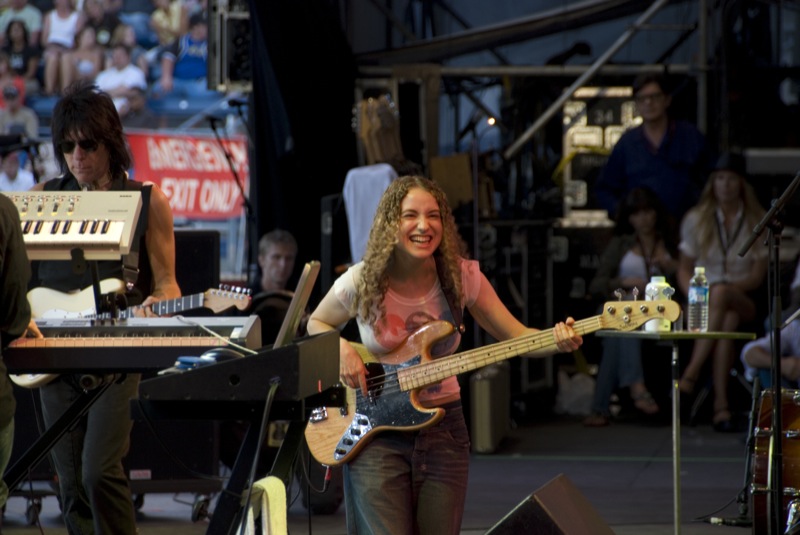 File:Tal Wilkenfeld 2007 July 28.jpg