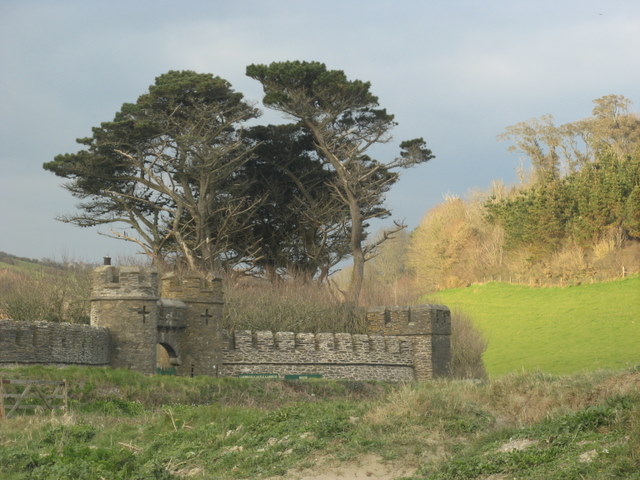 File:The entrance to Caerhays Castle - geograph.org.uk - 995363.jpg