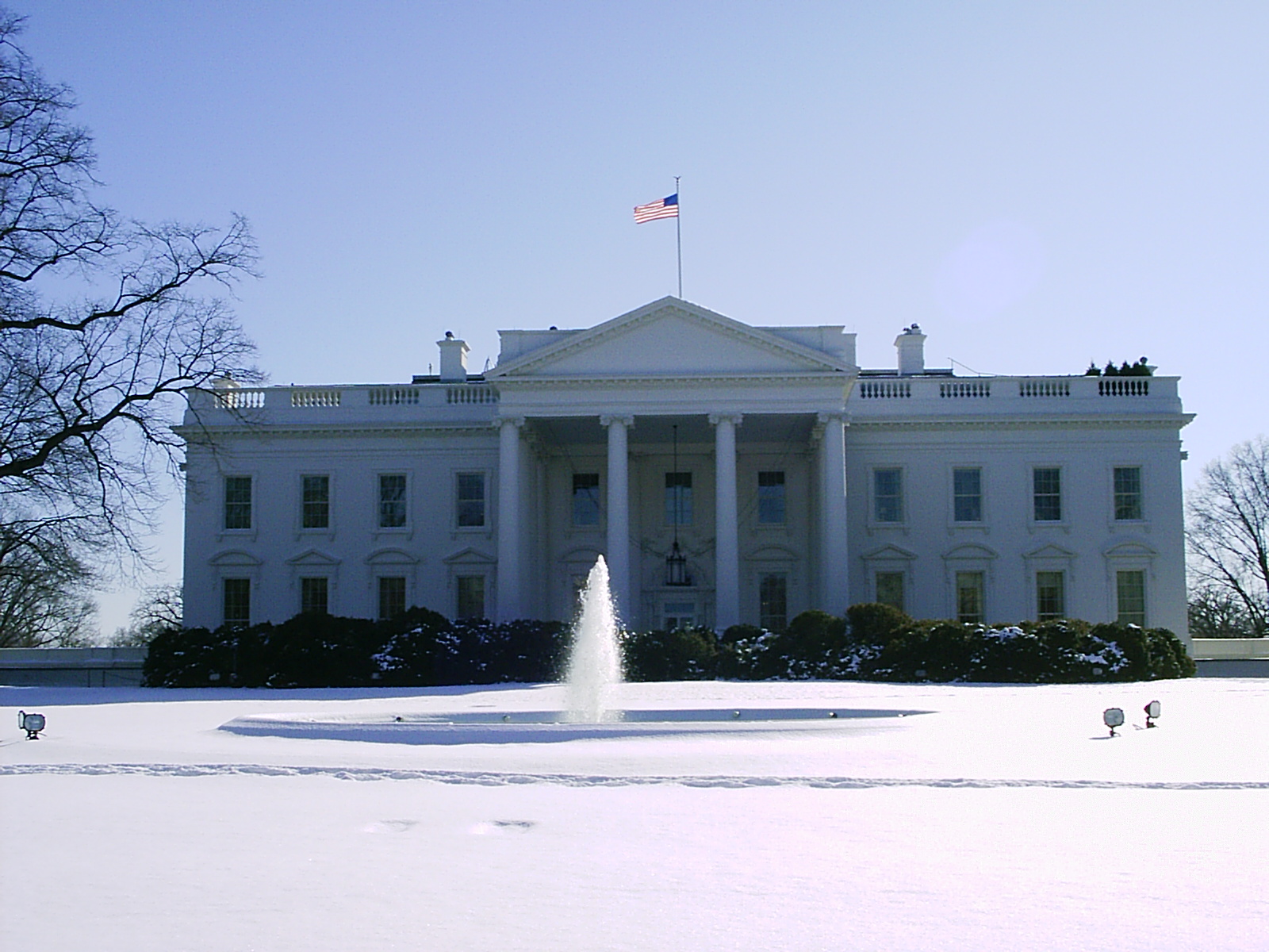 Файл:White House north side in winter 2010.jpg — Википедия