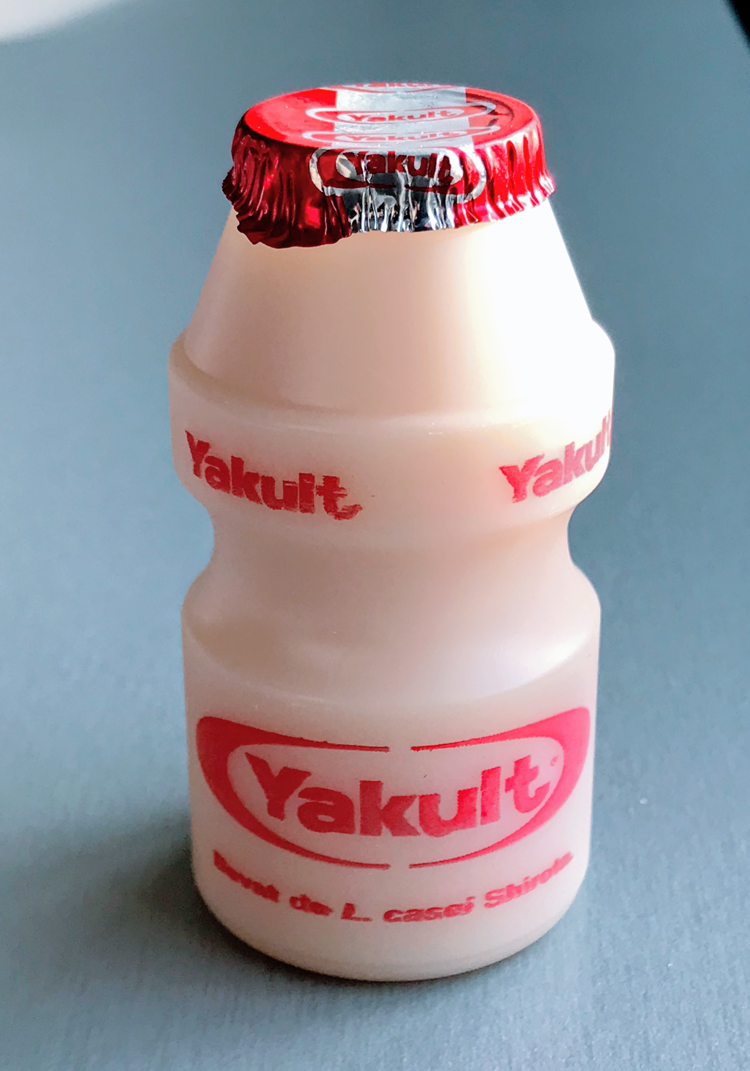 https://upload.wikimedia.org/wikipedia/commons/0/0e/Yakult_drink.jpg