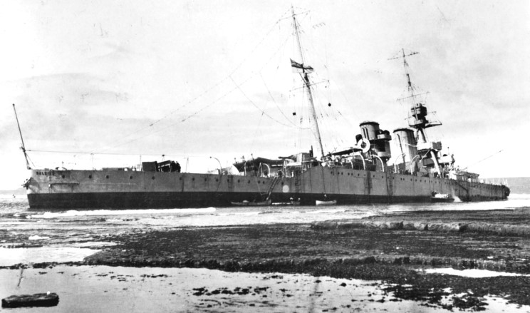 File:August 1922 - HMS Raleigh aground at Point Amour Labrador.jpg