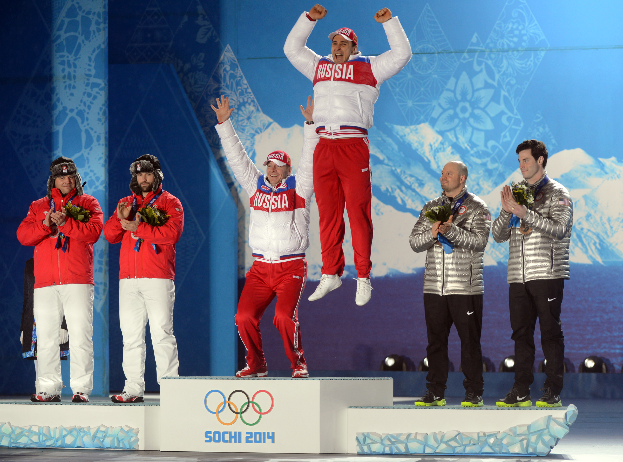 Чемпионы олимпийских игр. Бобслей Сочи 2014. Олимпиада в Сочи 2014 Бобслей. Награждение на Олимпиаде 2014 в Сочи. Сборная команда России зимние Олимпийские игры 2014 в Сочи.