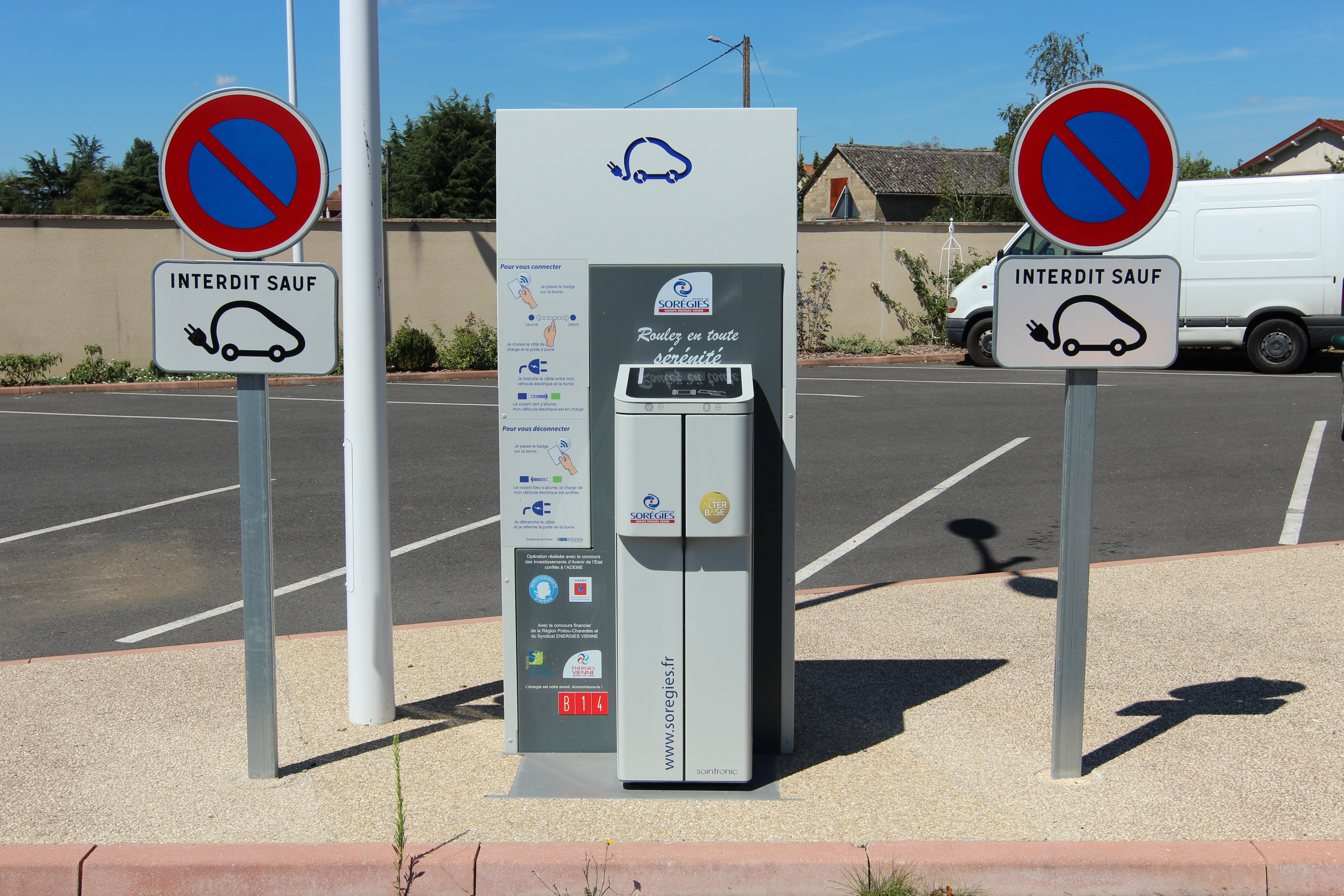 Bornes de recharge et bornes électriques pour voitures électriques