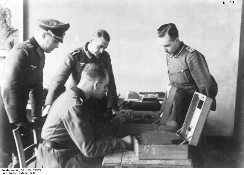 File:Bundesarchiv Bild 183-L22303, Funker mit Verschlüsselungsgerät "Enigma".jpg