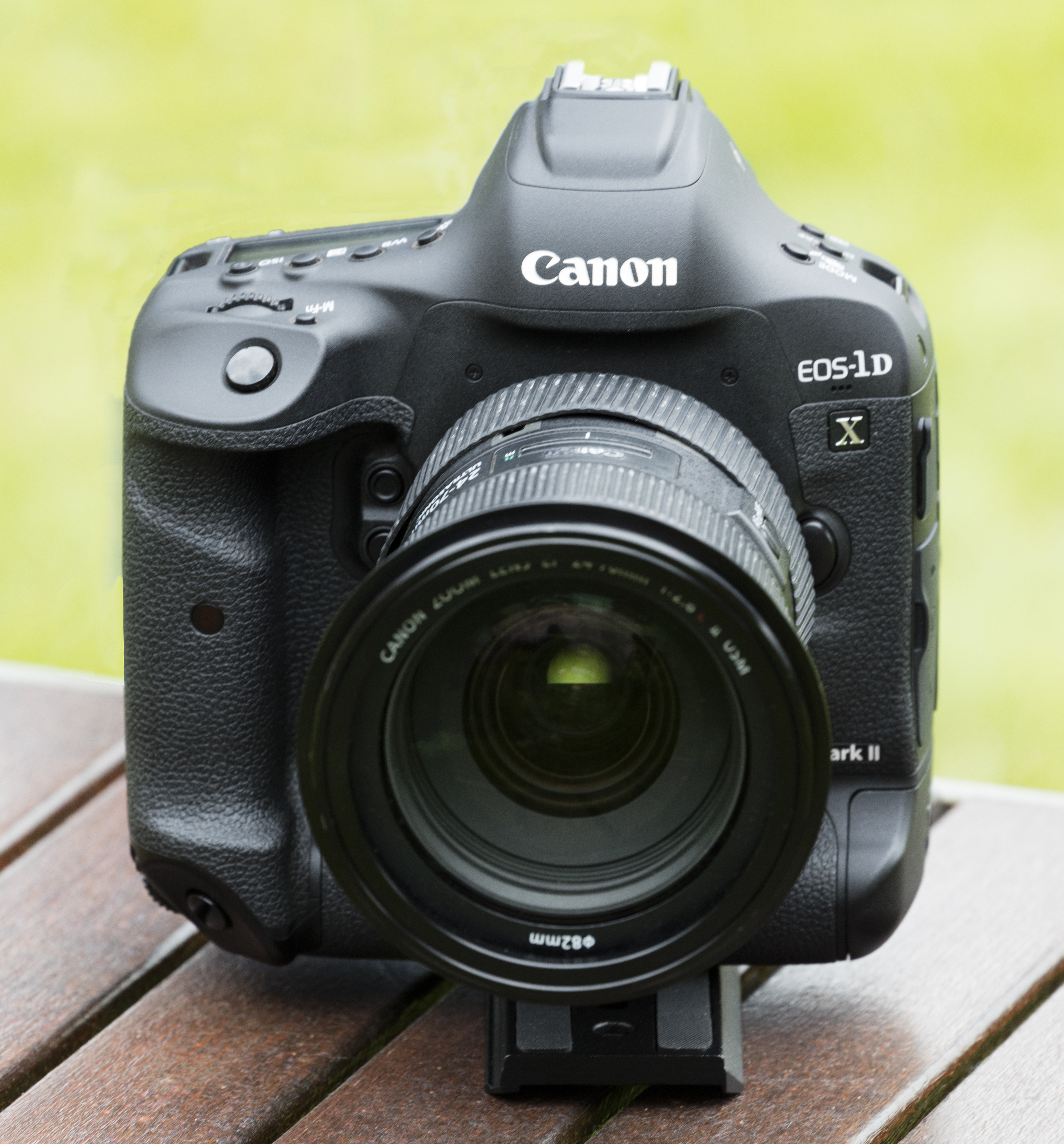 File:Canon EOS-1D X Mark II (01).jpg - Wikimedia Commons