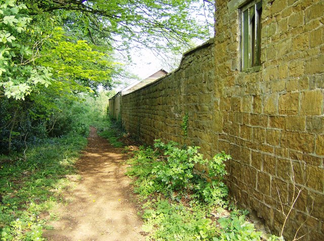 File:Footpath wall behind Edge Hill Farm - geograph.org.uk - 461646.jpg