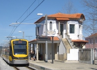 Antigo edifício da Estação Ferroviária de Castelo da Maia, inserido na Estação Castêlo da Maia do Metro do Porto.