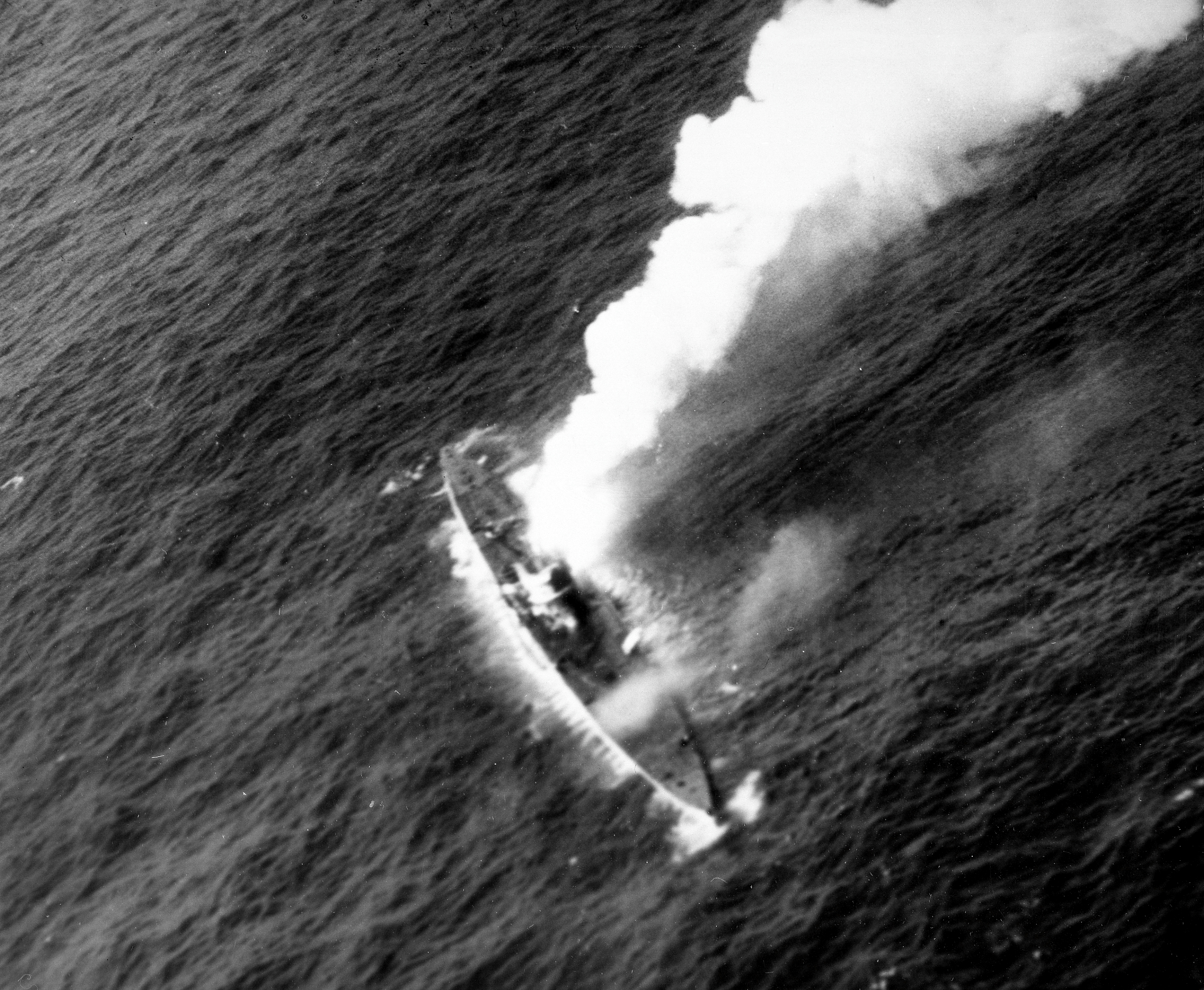 Side-scan sonar image of the wreck of U-480, the unique German stealth  submarine sunk by a mine off the Isle of Wight on the 24/02/1945 :  r/warshipsnuffporn