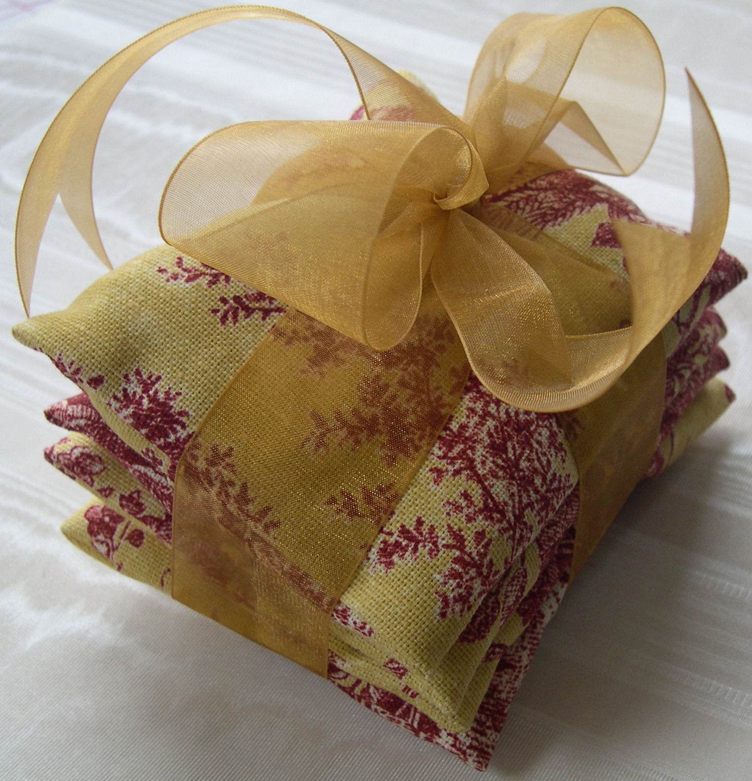 Gift wrapping - Wikipedia