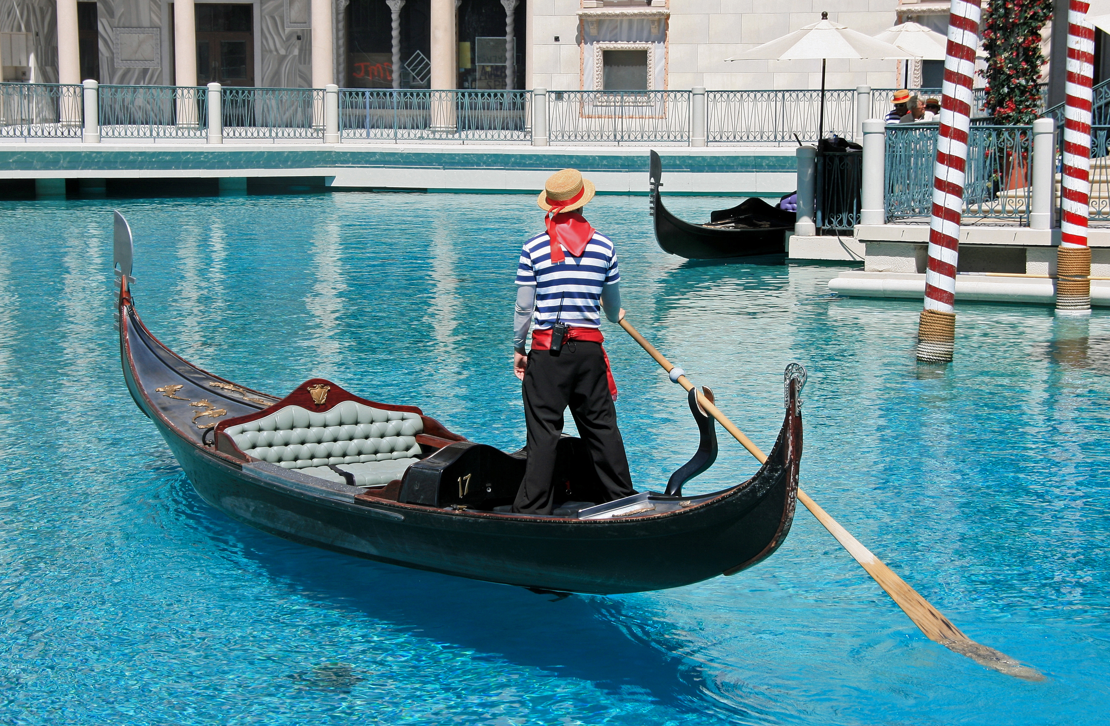 File:Gondola at the Venetian.jpg - Wikimedia Commons