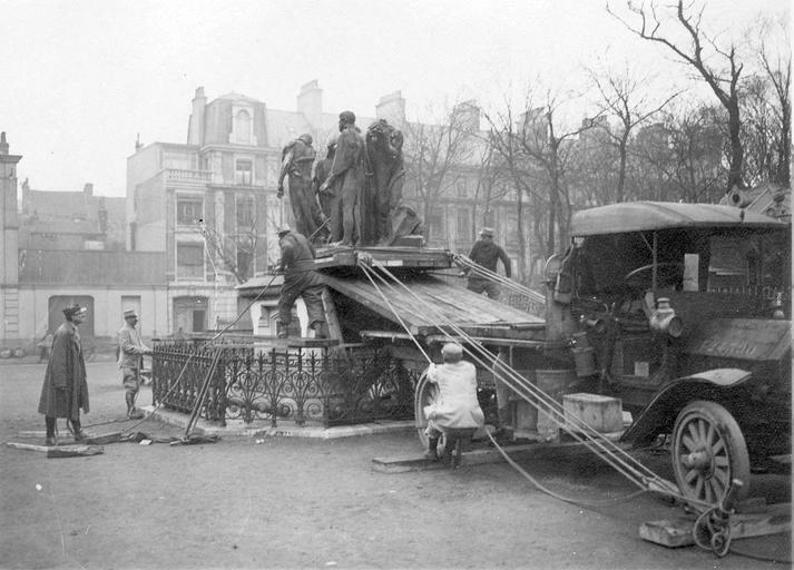 File:Groupe sculpté - Enlèvement du groupe des Bourgeois de Calais - le groupe amené sur le plan incliné - Calais - Médiathèque de l'architecture et du patrimoine - APDU000370.jpg