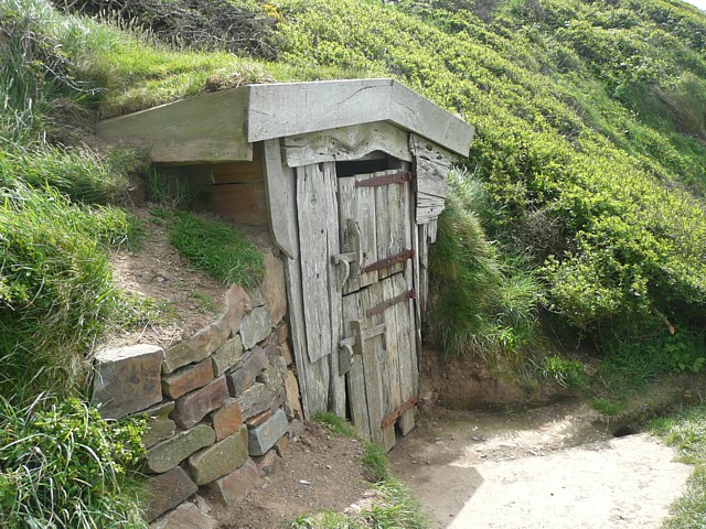 File:Hawker's Hut, Vicarage Cliff, Morwenstow - geograph.org.uk - 1369016.jpg