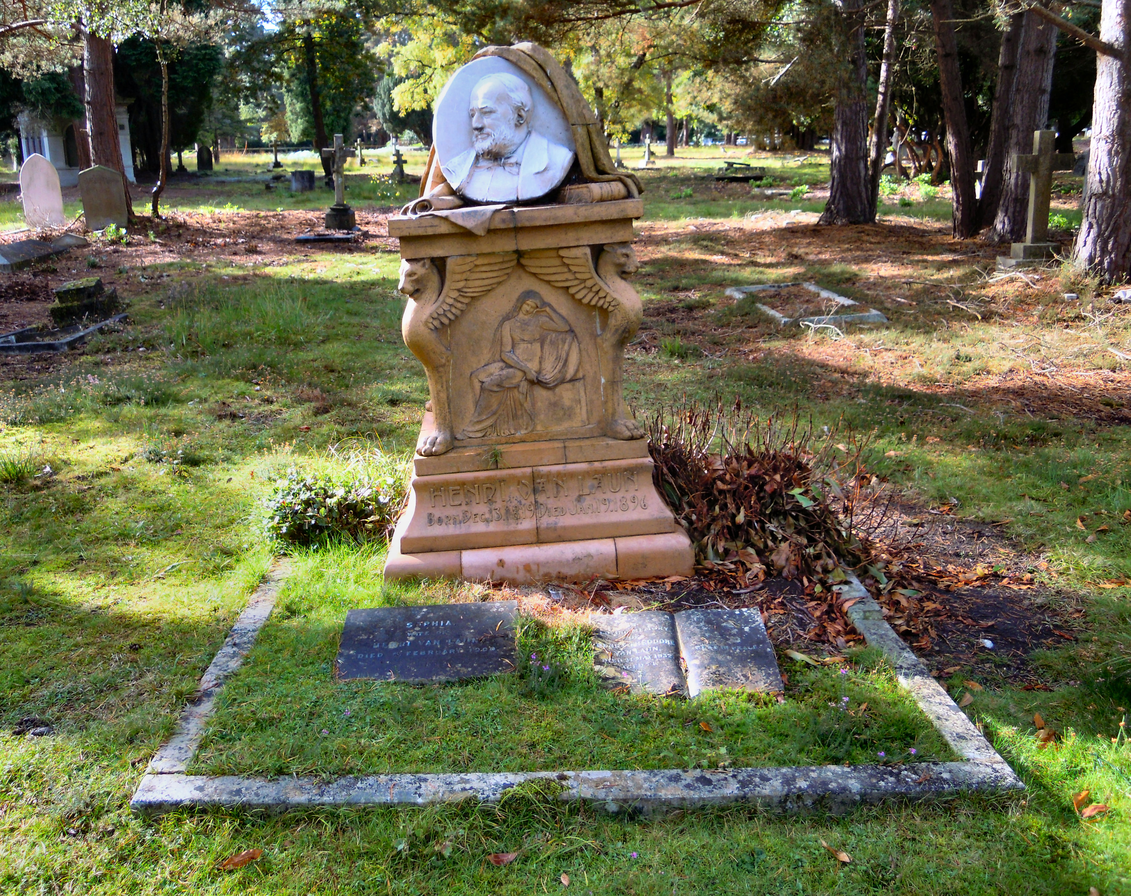 Tomb of Henri van Laun in [[Brookwood Cemetery