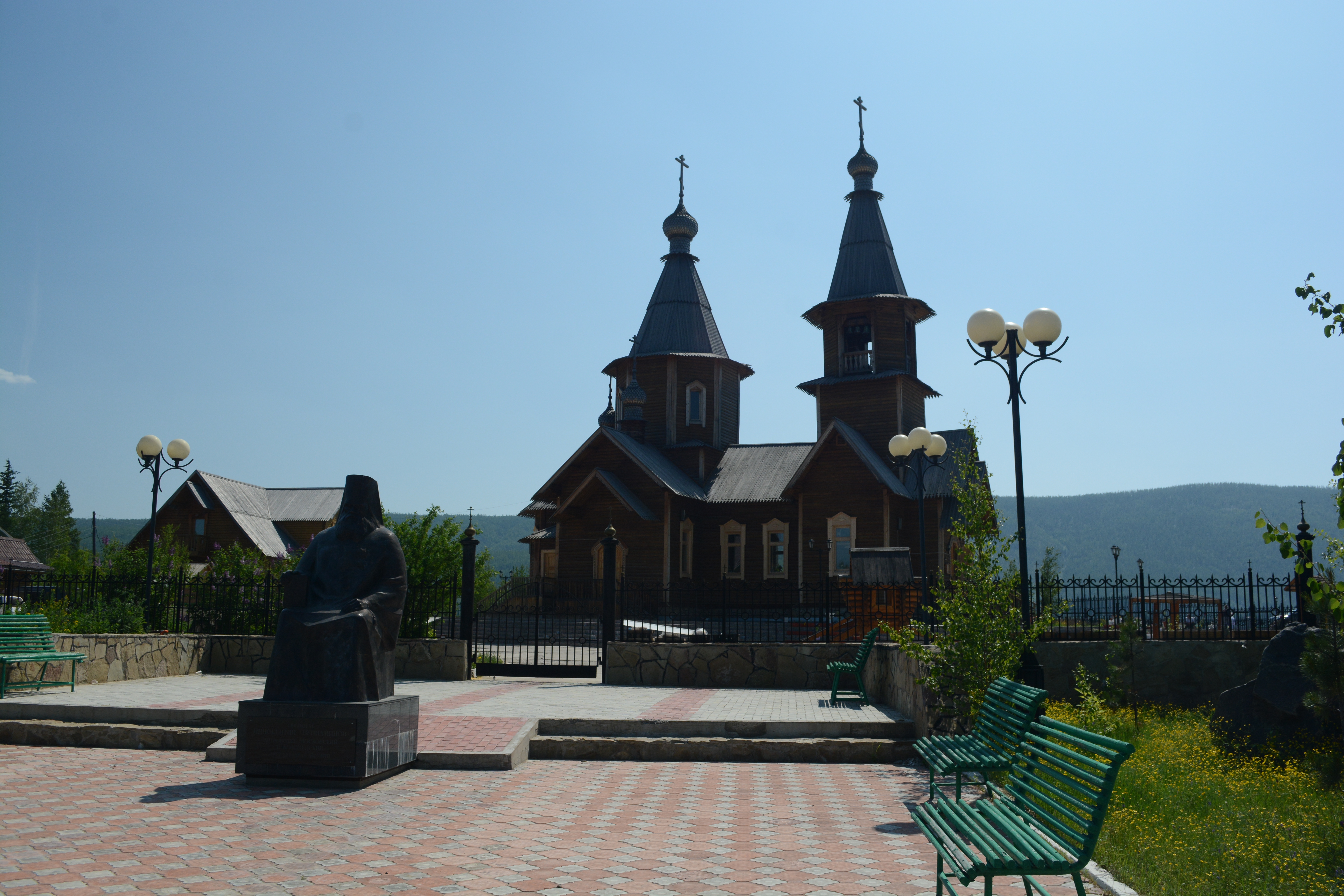 Город работ ленск. Церковь в Ленске Якутия. Ленск Церковь. Серебряный замок Ленск. Старая Церковь в Ленске.