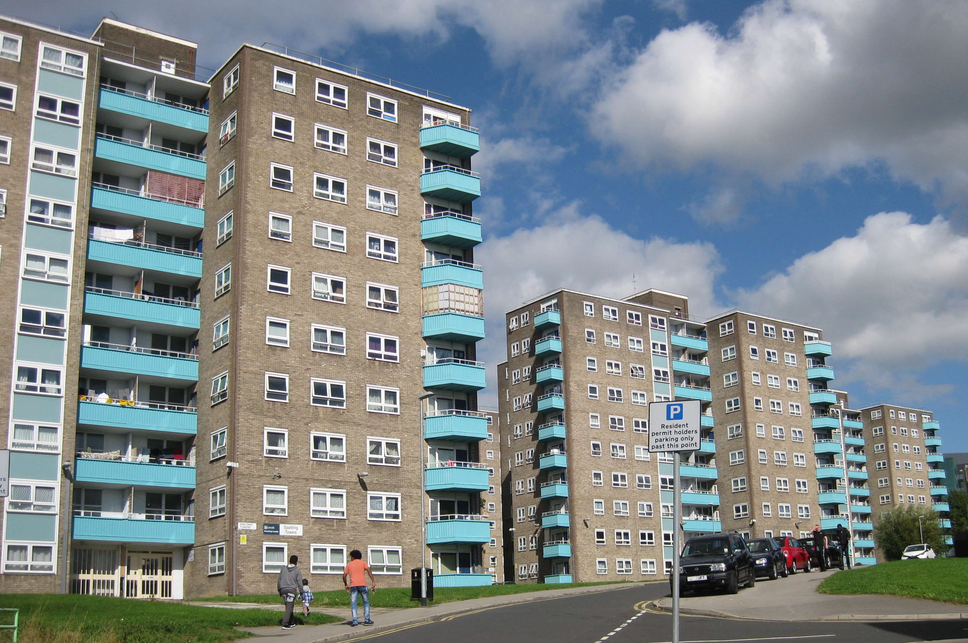 https://upload.wikimedia.org/wikipedia/commons/0/0f/Lincoln_Green_Spalding_Towers_2016.jpg